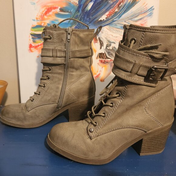 women's 6.5 G by GUESS gray distressed faux leather heeled combat boot zip/lace - Picture 2 of 9